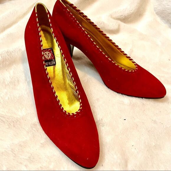 💥Host Pick!💥 Vintage NWOT 1980s Anne Klein Red Suede Pumps Gold Braid Accent - Picture 8 of 13